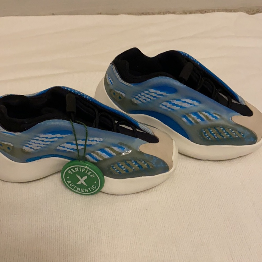 Yeezy 700 V3 (Arzareth) - Picture 3 of 4